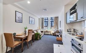 Urban Deco Apartment On Queen Street